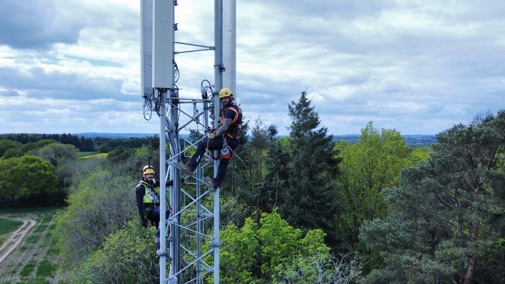 米蒂工作人员爬上一座电信塔
