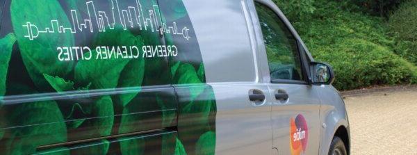 米蒂面包车的特写，侧面有“绿色清洁城市”的贴纸设计