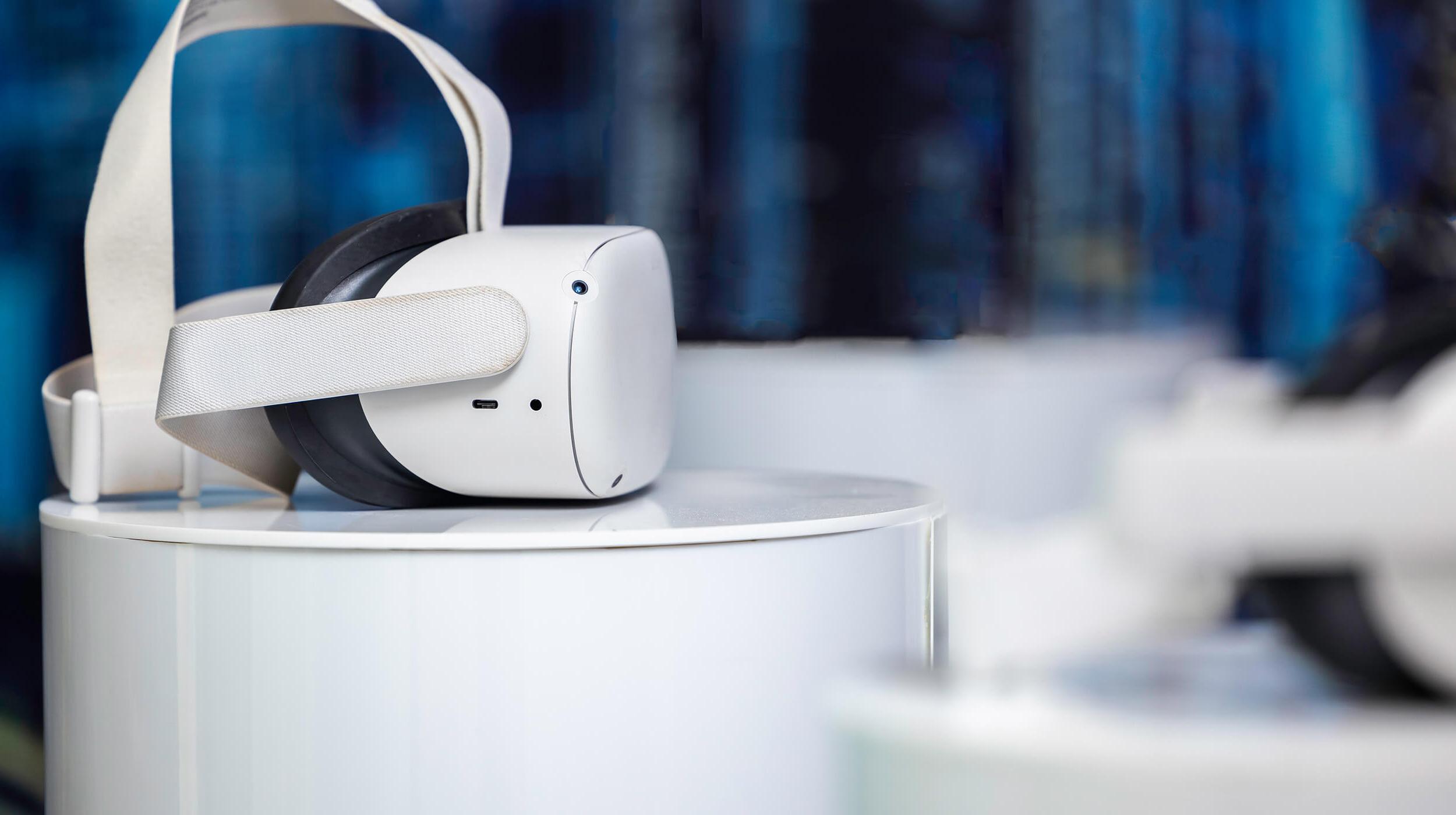 白色的VR头戴式耳机，白色的底座在Mitie的卓越清洁中心 & 卫生