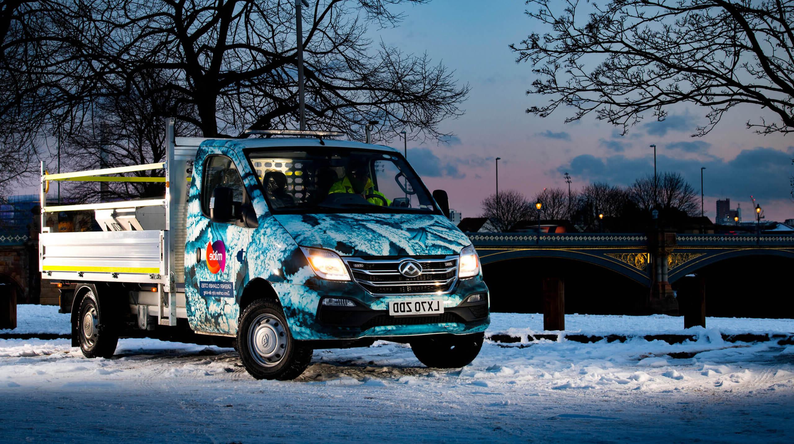 雪景中的米蒂牌面包车，驾驶室装饰着雪花图案